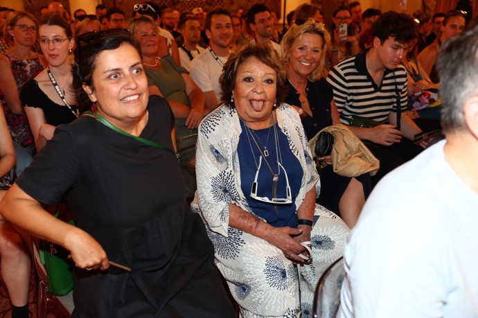 FOTO: Jiřina Bohdalová byla ve Varech v dobrém rozmaru. – stránka 1576