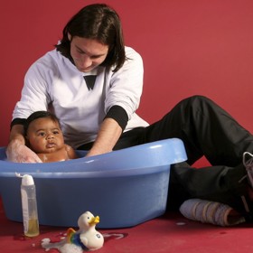 Messi, Yamal i fotograf se při pořizování snímků pekelně zapotili. Dvacetiletý mladík moc netušil, co si s miminem počít, zřejmě mu ale předal své fotbalové kouzlo, neboť z Yamala roste hráč par excellence.