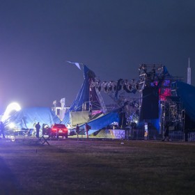 Pořadatelé ukončili festival krátce po půlnoci. 