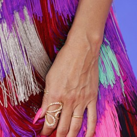 Její pěkně nabroušené drápky v neonově růžové barvě doplnily šperky návrhářky Melissy Kaye ve zlatých a růžových tónech s diamanty.