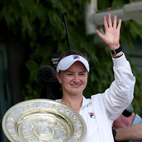 Tenistka Barbora Krejčíková je letošní vítězkou Wimbledonu. 
