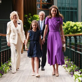 Vzala si podobné šaty, jako měla její maminka Kate na Wimbledonu před dvěma lety, tedy námořnicky modré s bílými puntíky. Charlottin model od Guess vyjde na 2 100 Kč.