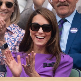 Kate letos zvolila jako stylový detail sluneční brýle od Victorie Beckham. 