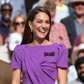 V originále se šaty prodávají s véčkovým výstřihem, který si nechala Kate upravit. 