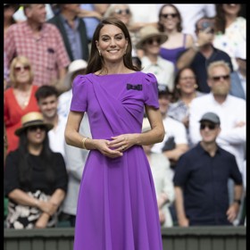 Kate Middleton na Wimbledonu v roce 2024 v nádherném fialovém modelu značky Safiyaa. 
