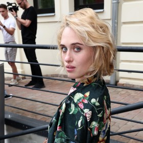 Krásné mikádo nosí i herečka známá ze série Adikts Kristýna Jedličková. Její bob nepostrádá objem, vlny a blond odstín.
