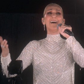 Céline Dion doplnila šaty s roláčkem a dlouhým rukávem oslnivými šperky včetně visacích náušnic, které dokonale ladily s třásněmi.