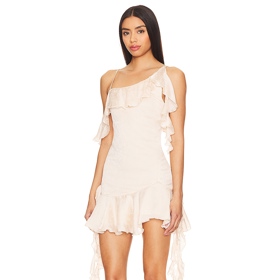 Smetanové a světlé odstíny v podání minišatů s volánky také působí velmi křehce. (NBD, Revolve, 23 190 Kč)