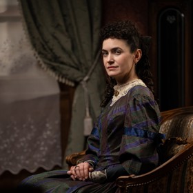 Herečka Sarah Haváčová si zahrála v dobových kostýmech.