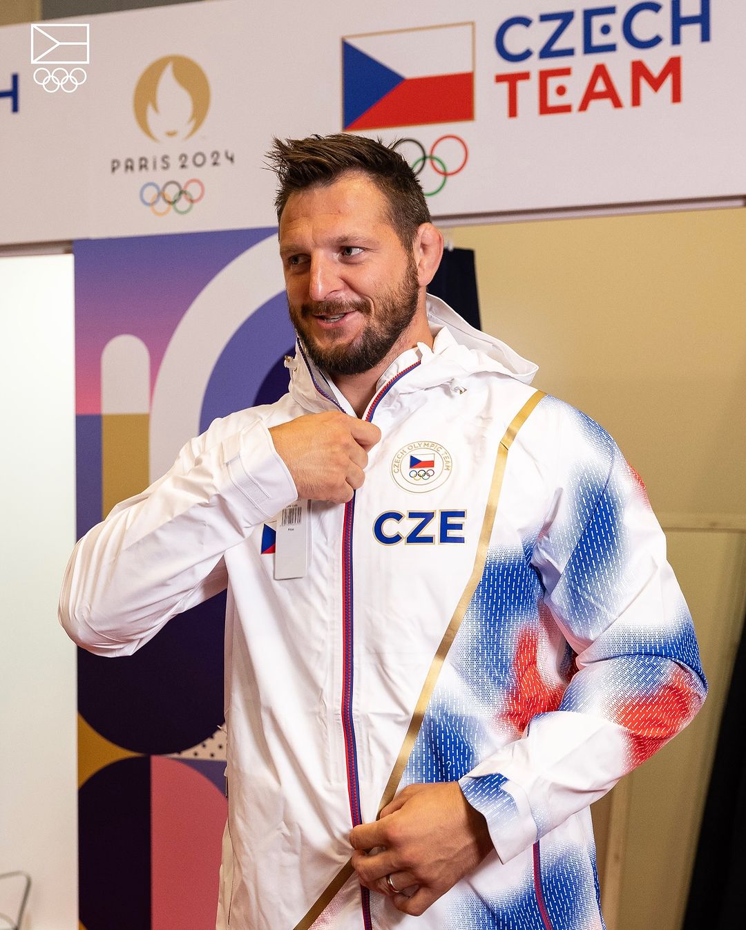 Lukáš Krpálek si zkouší olympijskou kolekci.