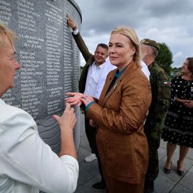 Na Ukrajině taktéž navštívila Starý Martyniv, kde u zrekonstruovaného památníku uctila památku více než 700 vojáků z českých zemí, kteří padli během bitvy o Starý Martyniv v červnu roku 1915. 