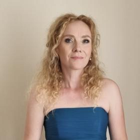 Janin finální look ve večerní róbě z butiku Soline.