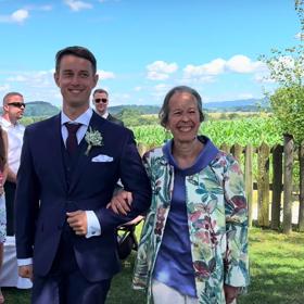 Raphaela vedla k oltáři maminka. 