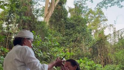 FOTO: Agáta se na Bali zúčastnila očistných rituálů.