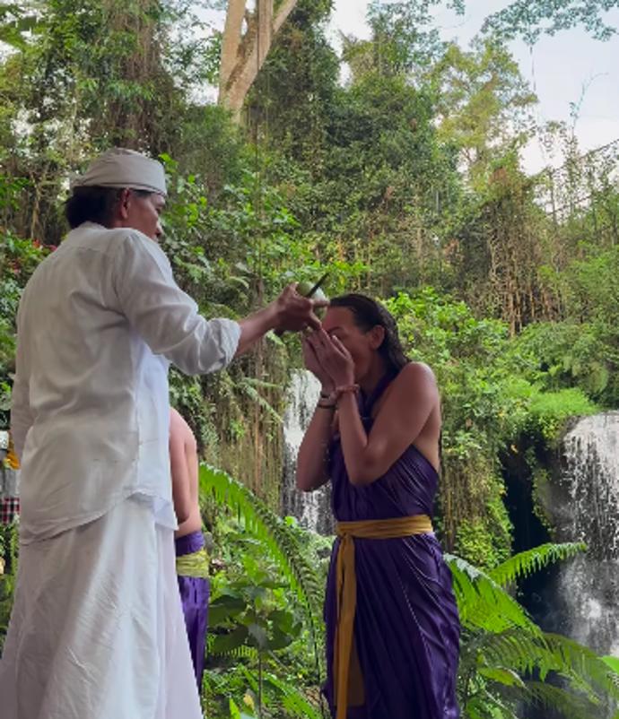 FOTO: Agáta se na Bali zúčastnila očistných rituálů. – stránka 887