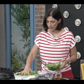 Markéta je v kuchyni jako doma. 