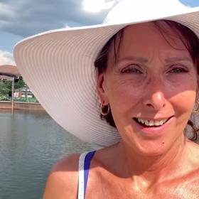 Poole prošla v mládí zneužíváním, dnes je duchovní mentorkou. 