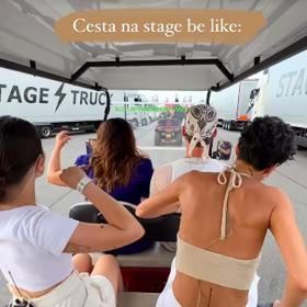 Ewa Farna na cestě na stage. 