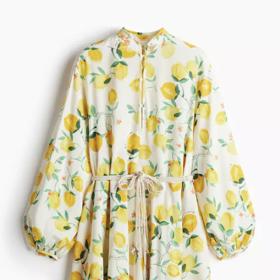 Šaty s motivy citronů najdete také u značky H&M, stojí 1 699 Kč.