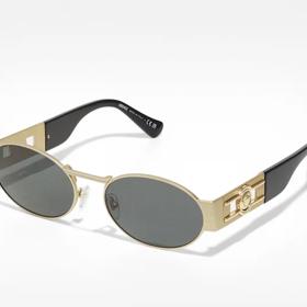 Napodobit oblíbený tvar se rozhodla například značka Versace. Její model oválných brýlí s kovovými obroučkami stojí 10 300 Kč.