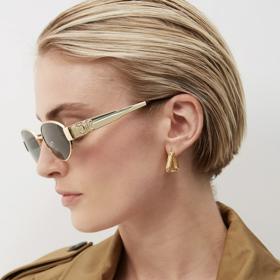 Ikonický model s nepřehlédnutelným logem na stranici, to jsou brýle Celine Triomphe.