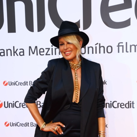 Simona Krainová v epesním černém kloboučku.