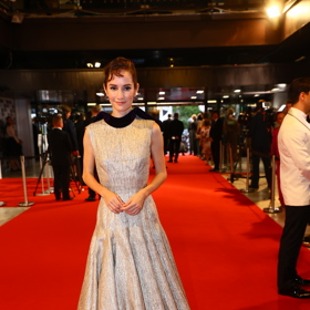 Eliška Křenková v úchvatném zlatavém modelu s kontrastními tmavofialovými prvky z díly Borise Krále.