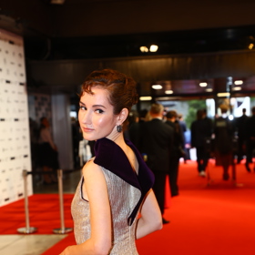 Detail šatů Borise Krále, které Elška Křenková představila na zakončení Filmového festivalu Karlovy Vary 2024. Model doplnily náušnice od designéra Zdeňka Vacka z černých diamantů za 165 000 Kč.