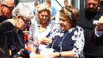 FOTO: Jiřina Bohdalová rozdávala jeden podpis za druhým.