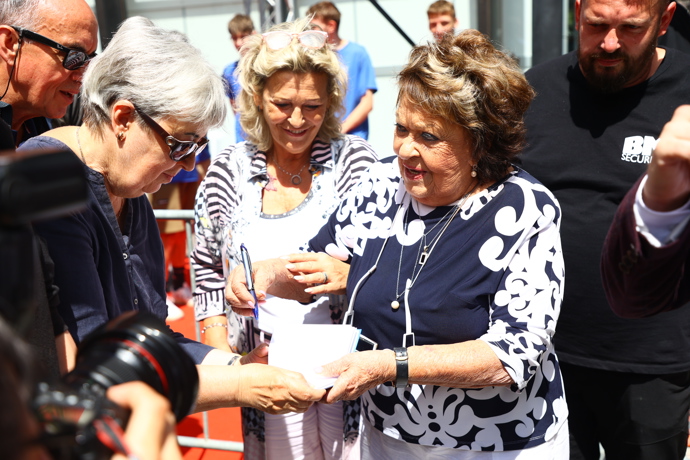 FOTO: Jiřina Bohdalová rozdávala jeden podpis za druhým. – stránka 413