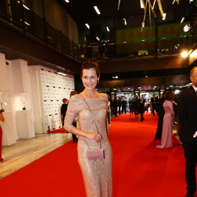 Jana Doleželová na červeném koberci.
