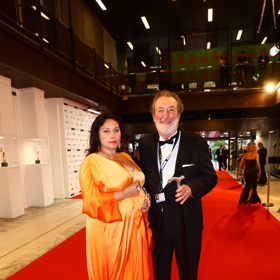 Marcela vedle Bolka střídá barevné róby a Bolek její krásu jen tiše obdivuje. 