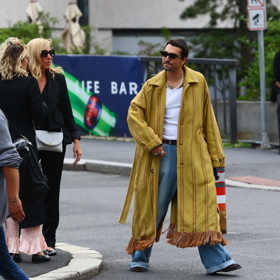 Stejně jako další pouliční počin Jordana Haje v podobě výrazného náhrdelníku, džín s trendy širokými nohavicemi a hlavně kabátu, který evokoval retro závěs.