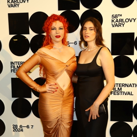 Žofie Dařbujánová s kamarádkou na červeném koberci.