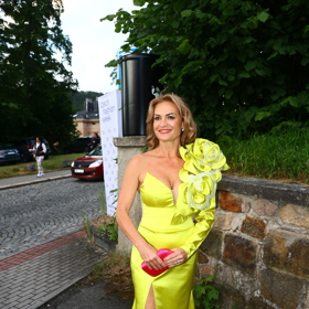 Hanka Kynychová v žluté módní kreaci s výraznými aplikacemi.