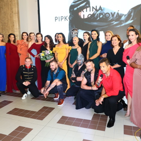 Tomáš Krejčíř mezi modelkami během přehlídky Martiny Pipkové Loudové.