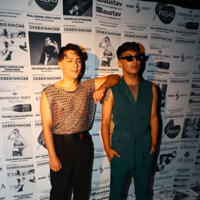 Bratři Bendigové oblékli velmi podobné transparentní topy.