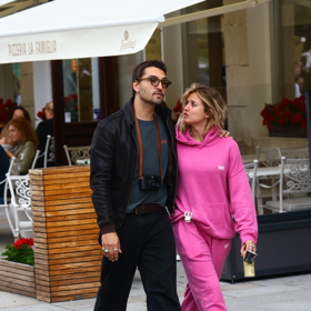 Hudebníci Emma Smetana a Jordan Haj nesmí chybět na žádné pořádně akci, a tou je bezpochyby i karlovarský festival. Do ulic opět vytáhli stylově - černo-růžová kombinace se přehlédnout nedala.