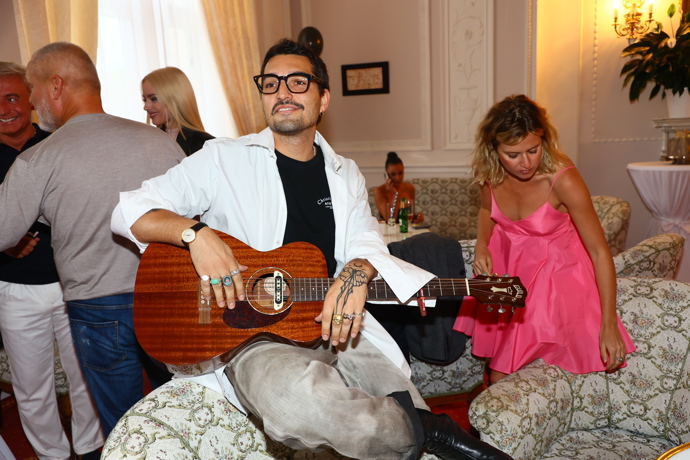 FOTO: Emma s Jordanem zahráli tři písničky. – stránka 259