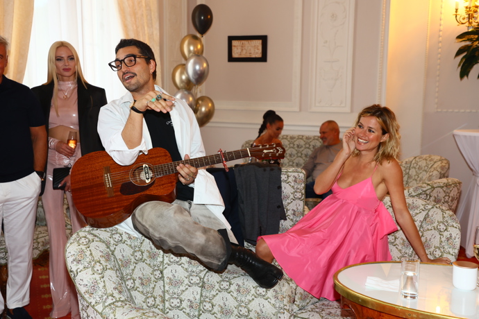 FOTO: Emma Smetana a Jordan Haj byli v dobré náladě. – stránka 258