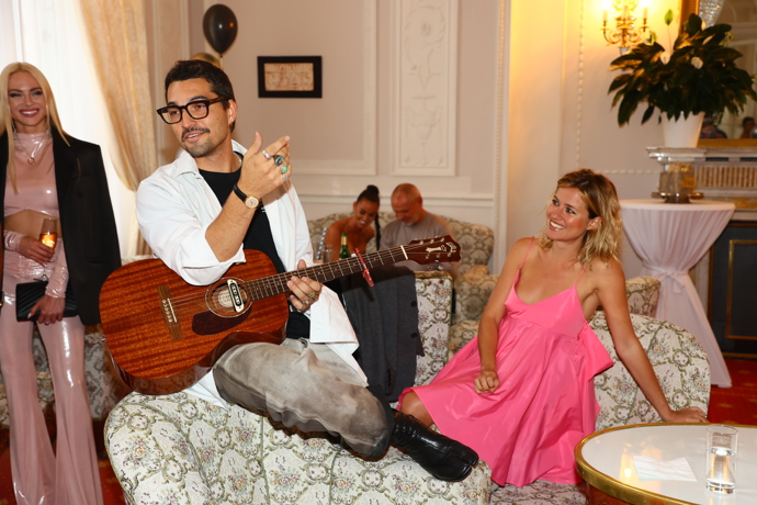 FOTO: Emma Smetan a Jordan Haj zahráli. – stránka 234