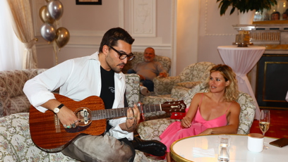 FOTO: Emma Smetana a Jordan Haj zpívají.