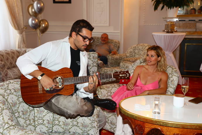 FOTO: Emma Smetana a Jordan Haj zpívají. – stránka 254