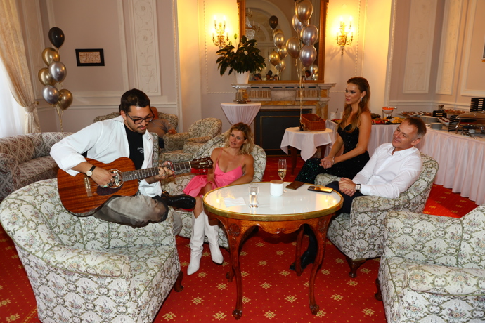 FOTO: Oslava v komorní atmosféře. – stránka 253