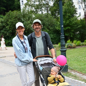 Zpěvák Dan Bárta vyvedl v Karlových Varech na procházku po kolonádě manželku Alžbětu a nejmladší dceru Valentýnku. 