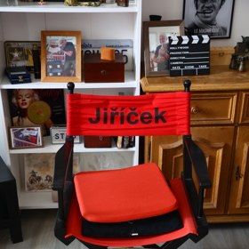 Jiří si vzal s sebou i křeslo z natáčení. 
