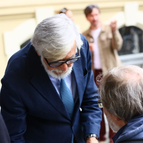Prezident festivalu Jiří Bartoška rozdával autogramy.
