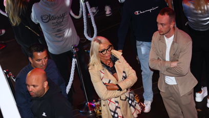 FOTO: Lenka Dragounová v obležení mužů.