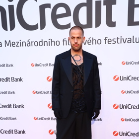 Módní návrhář Lukáš Macháček se na večírku objevil v malých černých šatech doplněných o sako. 