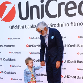 Jiří Bartoška zasvětil svoji vnučku do povinností prezidenta festivalu. 